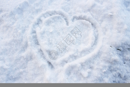 雪中的心形背景图片