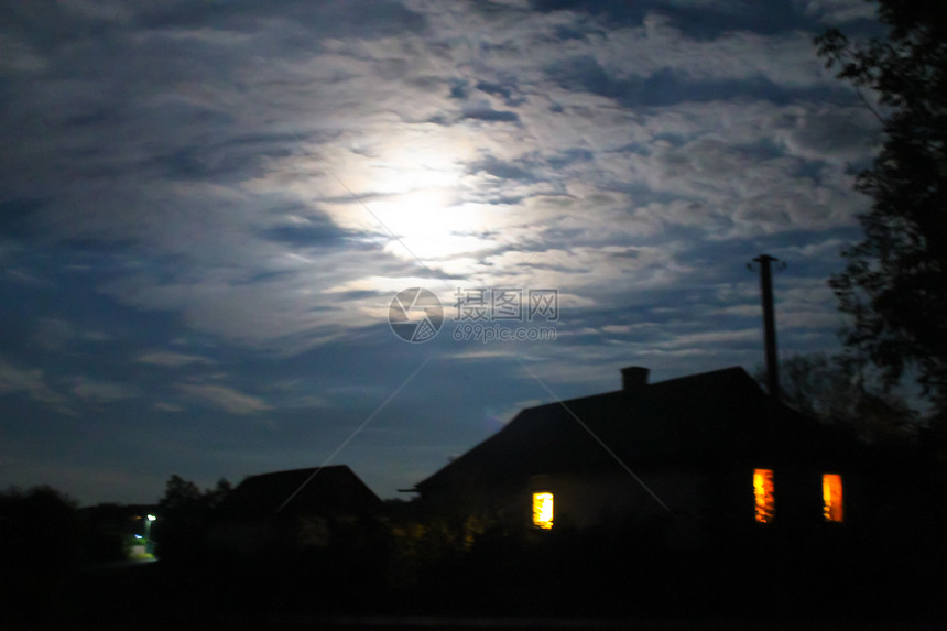 月圆之夜的农村房子图片