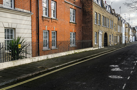 典型英式建筑的街道砖砌建筑路上的黄图片