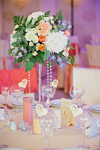 婚礼嘉宾编号桌用花束和设置装饰图片