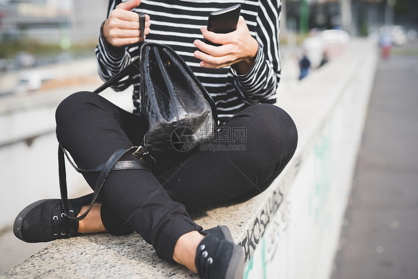 手握智能手机和背包的妇女技术社交网络图片