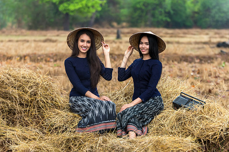 2名农村妇女在草地上农村生活方式图片