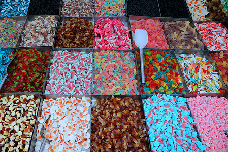 乡村节日期间在市场摊位上出售的糖图片