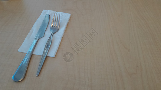 牛排刀和叉子在桌子上图片