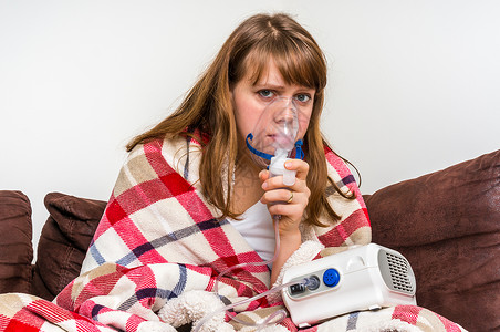 有流感或冒症状的妇女用雾化器吸入图片