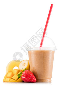 白色背景中分离的菠萝香蕉草莓和芒果水塑料杯中图片