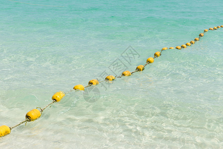 有黄色浮标的海滨安全游泳区分隔器泰国图片