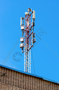蓝天上带天线的手机电信塔合同手机的分配功能图片