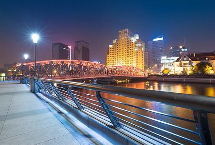 上海外白渡桥夜景江上彩灯图片