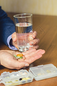 杯水维生素和营养饮食补充药片图片