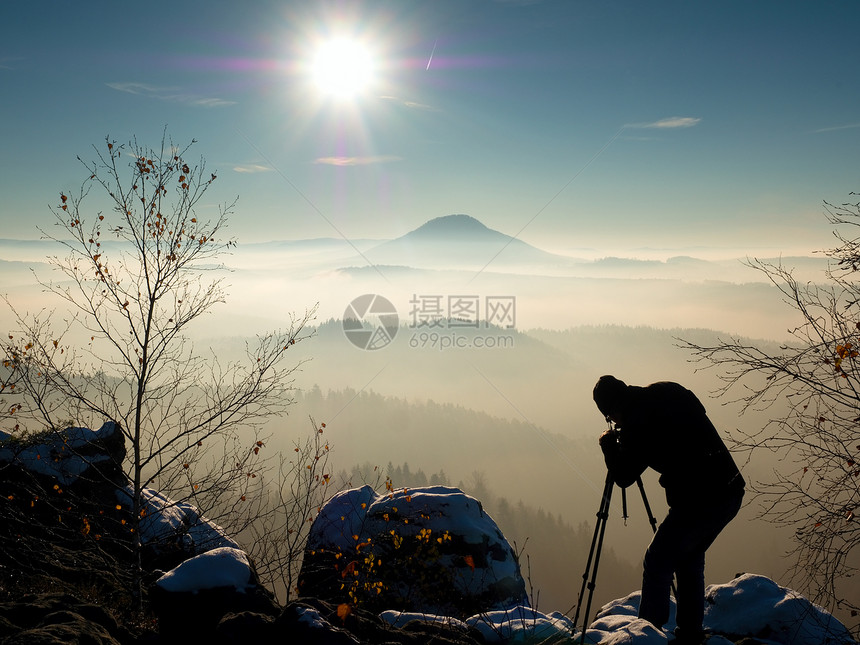 专业摄影师拍摄了寒冷秋天的黎明图片