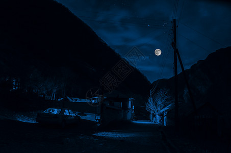 夜晚月光照亮图片