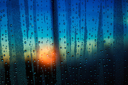 冬天黎明时水滴在玻图片