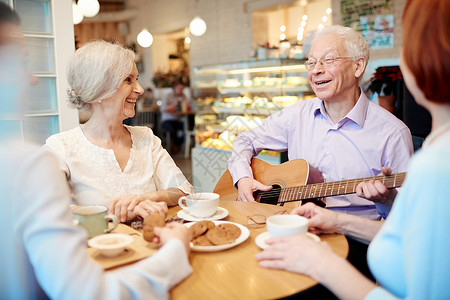 快乐的老朋友在咖啡馆享受快乐时光男人图片