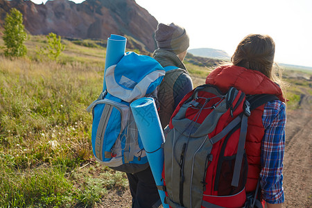 年轻夫妇与大型旅游背包一起在低山地共行的后视景镜头AC549图片
