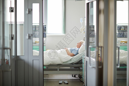 向无菌轻型医院病房敞开大门的宽幅照片图片