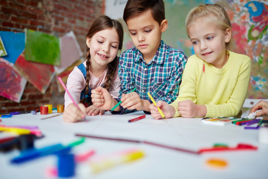 在小学或幼儿园用蜡笔绘画的创意型儿童图片