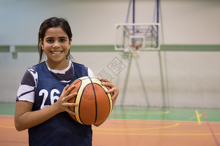 有篮球的少年学生女孩图片