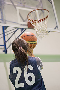 穿着运动服打篮球的女孩图片