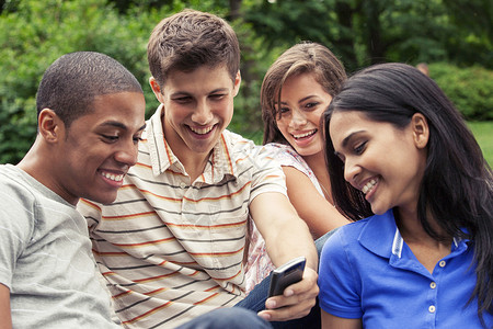 青少年朋友与手机共用时图片
