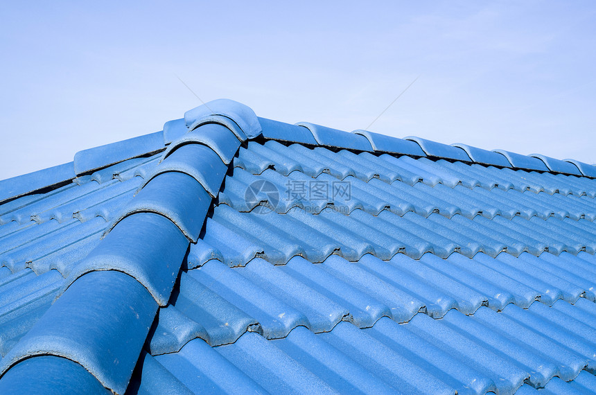 带瓷砖的新蓝色屋顶图片