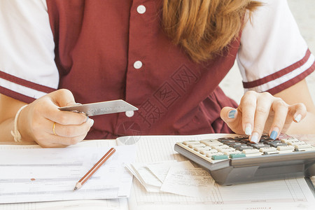 每月记录支出信用卡和支票账户个人账号的背景图片