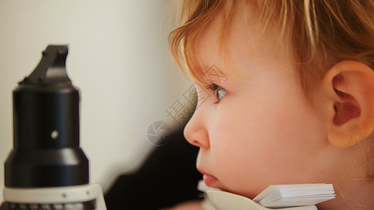 儿童保健眼科诊所的小女孩检查视力图片