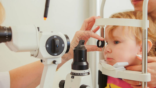 观察家医生检查对小女孩的视力儿图片