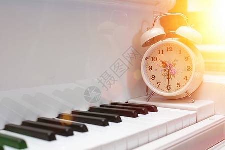 钢琴上的闹钟图片