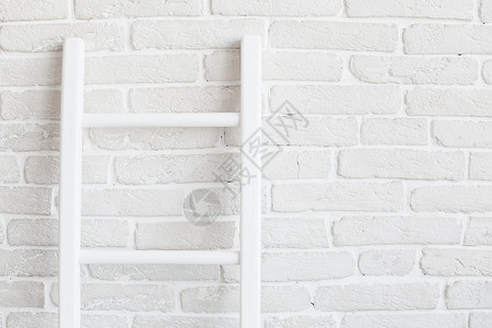 白色砖墙附近白色木制白梯子复制空间公图片