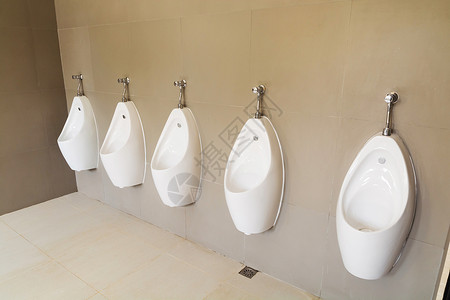 公共男子浴室的尿盘碗厕所WC中现代图片