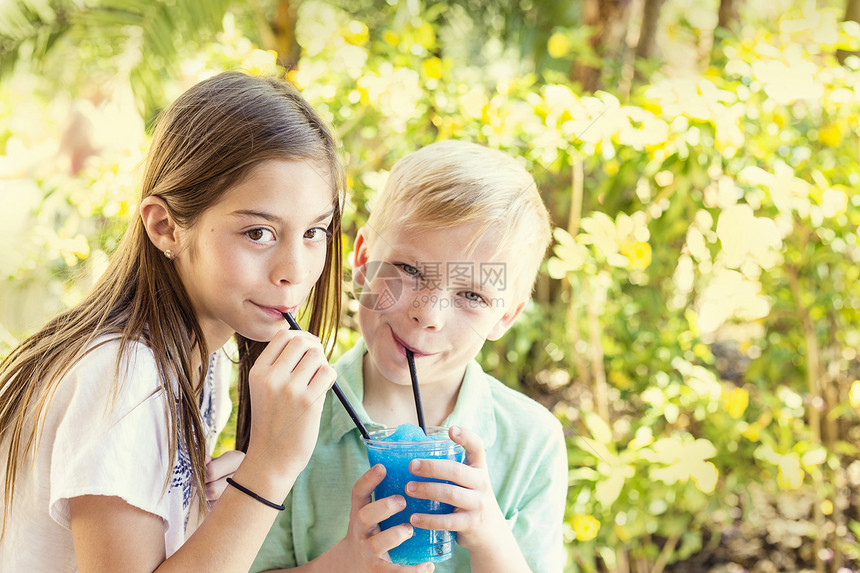 两个又可爱又口渴的孩子在一个温暖的夏日一起喝着美味图片