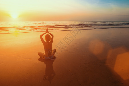 日落瑜伽女神在海图片