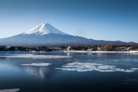 冬季有冰雪的富士山和河口子湖图片