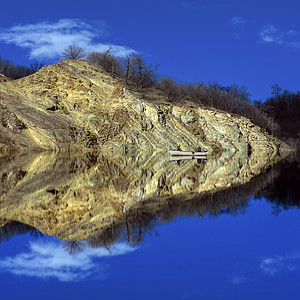 山湖钓鱼倒影亚美尼亚图片