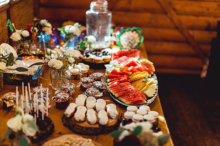 糖果条美味的甜自助餐配纸杯蛋糕甜蜜的假日自助餐图片