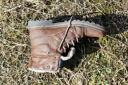 旧独白棕色鞋躺图片
