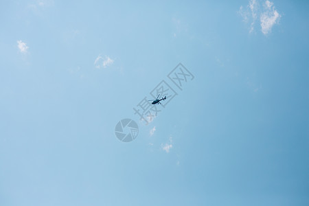 空中的观光直升机图片