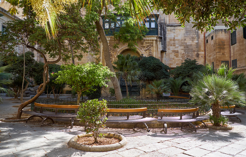 马耳他瓦莱塔神宫内院落的休息场所位于图片