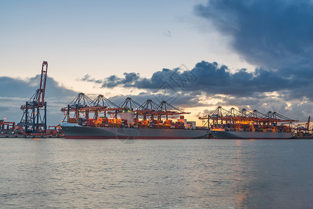 工业集装箱货运轮和起重桥在黄昏的造船厂使用图片