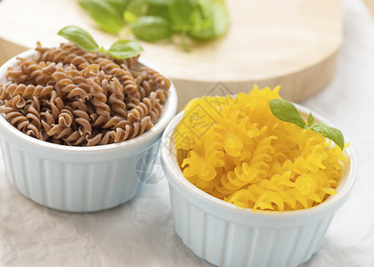 小菜中的有机糙米和无玉米麸质意大利面图片
