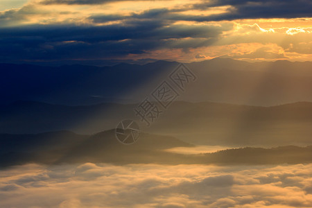 山脉和薄雾与晨光图片