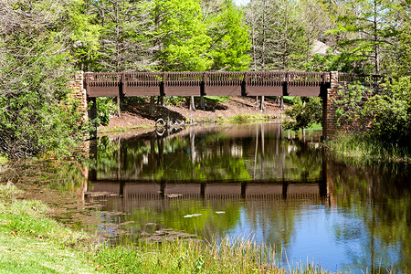 一座木桥在一条河流图片