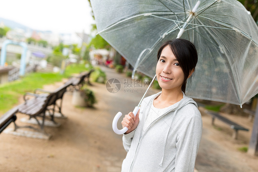 在广岛市打伞的女人图片