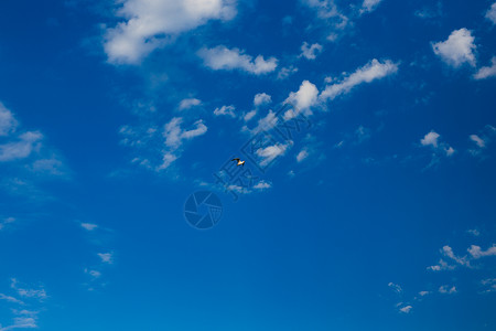 天空中海鸥的光照图片