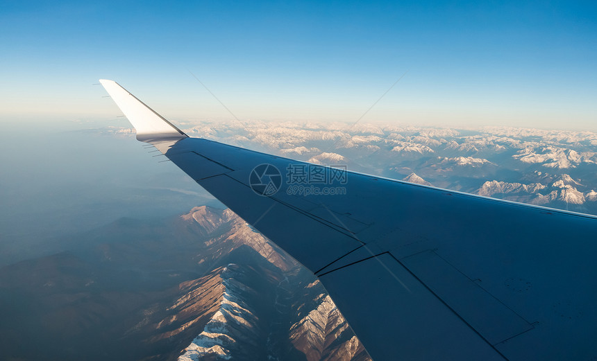 在飞行过程中透过窗户飞机看雪覆盖的意大利和奥斯特赖希阿尔卑斯图片