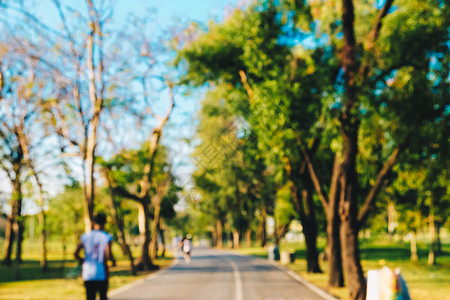 在公共园跑步和走路时模糊的人图片