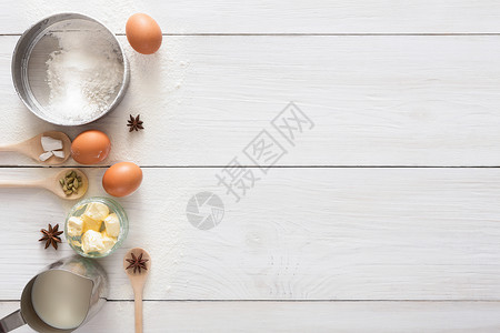 为酵母面团和糕点鸡蛋面粉和白锈木上的牛奶做烹饪材料图片