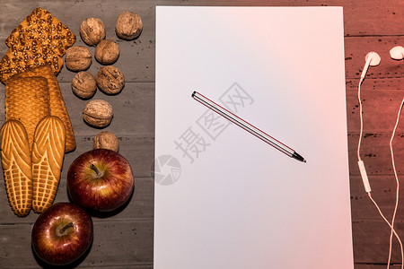 桌上的曲奇胡桃苹果图片
