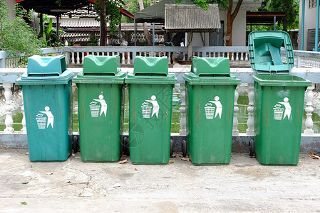 关闭绿色公共垃圾箱图片